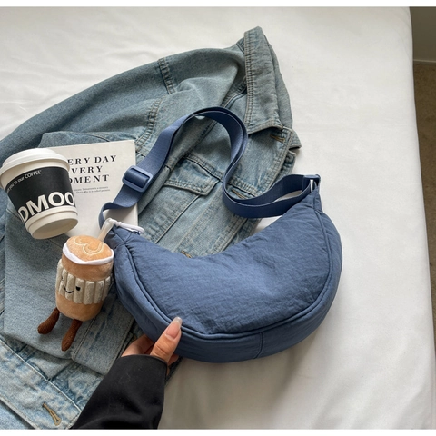 Damen Casual Canvas Halbmond Umhängetasche Minimalistisch Einfarbig Schultertasche Mit Plüsch Kaffeetasse Anhänger