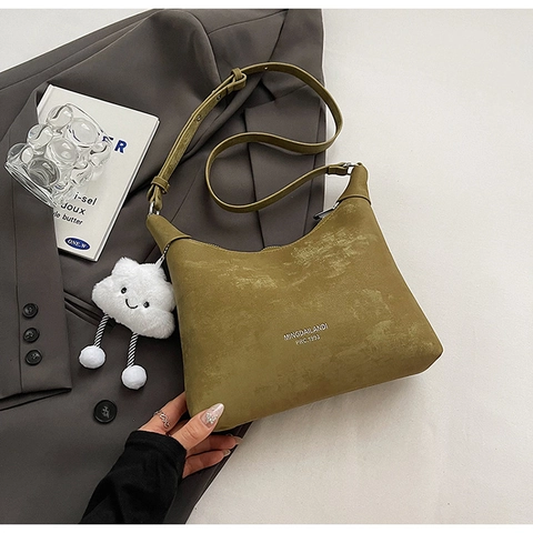 Bolso de Hombro de Cuero PU para Mujer con Amuleto de Nube de Felpa Bolso Bandolera Minimalista Color Sólido Chic Hobo
