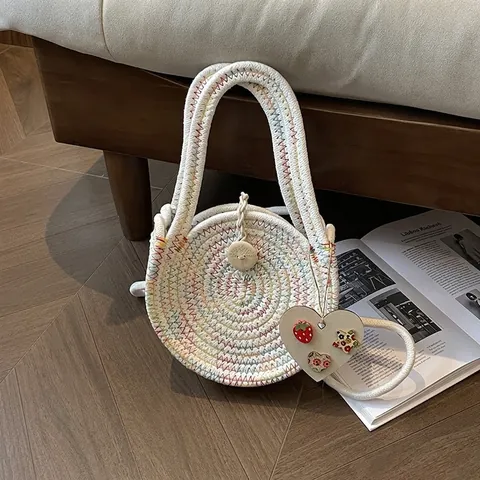Damen Gewebte Strohtasche Runde Umhängetasche Handgewebte Schultertasche Mit Herz Erdbeer Anhänger Ländlicher Urlaub Strand Handtasche