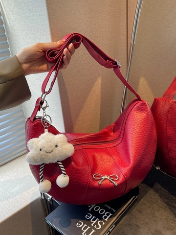 Sac Hobo Rétro pour Femmes en Cuir PU Motif Litchi Nœud Métallique Sac à Épaule Dumpling Avec Charm Nuage en Peluche Sac Bandoulière Décontracté