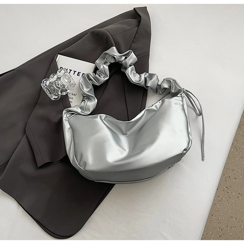 Damen Urban Minimalistisch PU Leder Plissee Schultertasche Ruched Riemen Halbmond Hobo Bag Mit Metallplatten-Dekor Groß