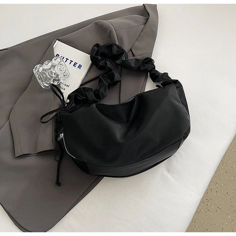 Damen Urban Minimalistisch PU Leder Plissee Schultertasche Ruched Riemen Halbmond Hobo Bag Mit Metallplatten-Dekor Groß