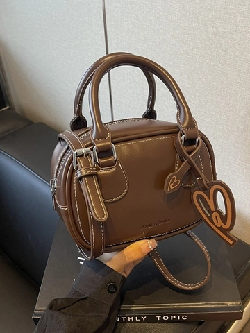 Sac Bowling Vintage en Cuir PU pour Femme Surpiqûres Contrastées Sac à Main Pendentif Coeur Sac Bandoulière Mode Quotidienne