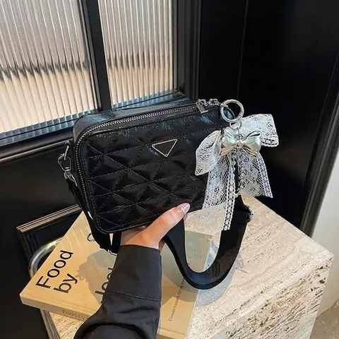 Borsa a Tracolla in Pelle PU Trapuntata Donna Motivo a Rombi Borsa Fotografica Con Ciondolo in Pizzo e Fiocco Tracolla Larga