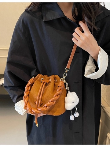 Borsa a Secchiello in PU Effetto Scamosciato Retrò Donna Manico Intrecciato Coulisse Borsa a Tracolla Con Ciondolo a Nuvola Elegante