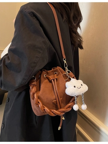 Borsa a Secchiello in PU Effetto Scamosciato Retrò Donna Manico Intrecciato Coulisse Borsa a Tracolla Con Ciondolo a Nuvola Elegante