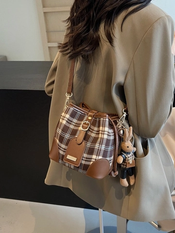 Borsa a Secchiello Vintage Plaid per Donna Contrasto di Colore Coulisse Borsa a Spalla Con Ciondolo Bambola Pelle Sintetica Giuntura Borsa a Mano