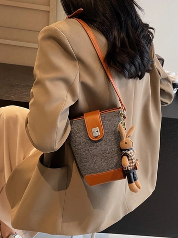 Borsa a Secchiello da Donna Vintage Blocchi di Colore in PU e Denim Patchwork Borsa a Tracolla Con Ciondolo a Coniglio Fibbia in Metallo