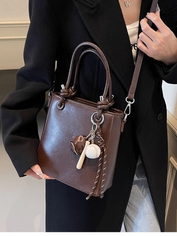 Borsa a Secchiello da Donna in Pelle PU Design di Nicchia Minimalista Versatile a Tracolla Con Ciondolo da Baseball Per Ogni Giorno