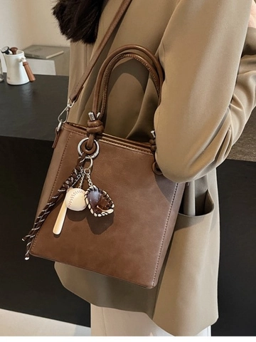 Borsa a Secchiello da Donna in Pelle PU Design di Nicchia Minimalista Versatile a Tracolla Con Ciondolo da Baseball Per Ogni Giorno