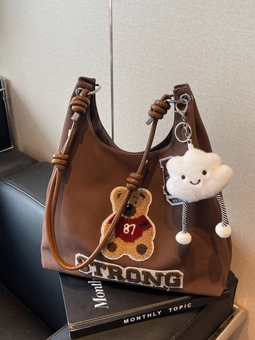 Sac Fourre-tout en Cuir PU Grande Capacité Pour Femmes Avec Patch Broderie Ours Style Rétro Américain Sac à Épaule Pour Navettage Quotidien
