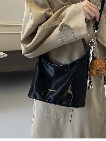 Bolso Hobo de Cuero PU Vintage para Mujer Impresión de Letras Forma de Dumpling Bolso Bandolera Con Cuentas de Ámbar y Colgante de Peluche Bolso de Hombro