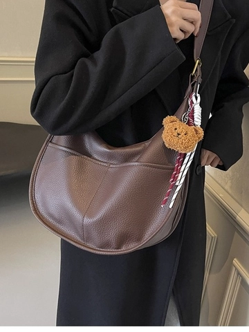 Sac Hobo Femme Style Coréen Cuir PU Grainé Demi-Lune Sac Bandoulière Grande Capacité Sac à Main Décontracté Pendentif Ours