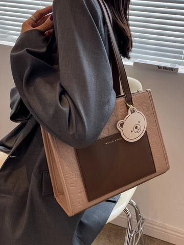 Damen Große Kapazität PU Leder Tragetasche Mode Geprägt Cartoon Bärenanhänger Farblock Pendler Umhängetasche Handtasche