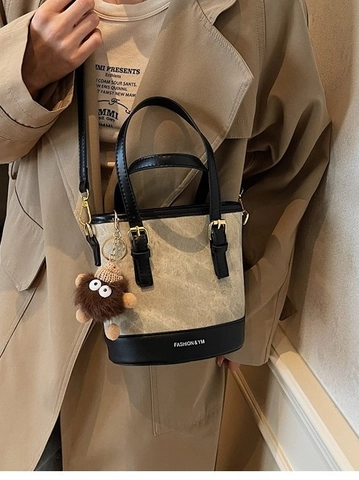 Borsa a Secchiello da Donna in Tela e Pelle PU Vintage Con Ciondolo in Peluche Colore a Contrasto Stampa a Lettere Borsa a Mano a Tracolla
