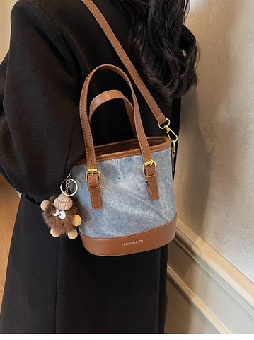 Borsa a Secchiello da Donna in Tela e Pelle PU Vintage Con Ciondolo in Peluche Colore a Contrasto Stampa a Lettere Borsa a Mano a Tracolla