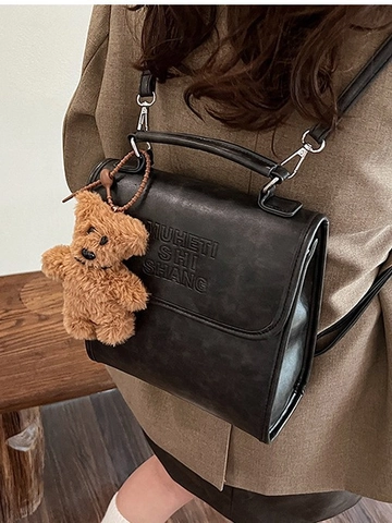 Zaino da Donna Vintage in Pelle PU con Patta Borsa a Mano Goffrata con Lettere Ciondolo Orsetto Tracolla Casual