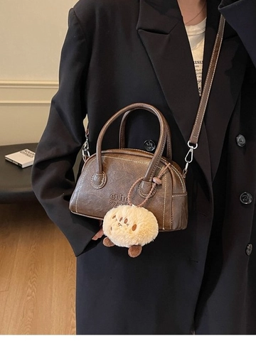 Damen Retro PU Leder Boston Kissen Handtasche Brief Geprägt Kontrastnähte Schulter Umhängetasche Mit Plüsch Anhänger
