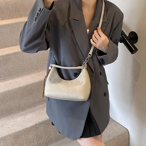 Damen Retro PU Leder Hobo Umhängetasche Mit Falten-Textur Geflochtener Anhänger Mode Vielseitige Schultertasche Handtasche