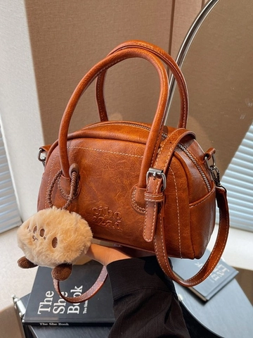 Retro Damen PU Leder Boston Bowling Tasche Mit Kontraststeppung Und Plüsch Anhänger Umhängetasche Schultertasche Büro Alltag Tote