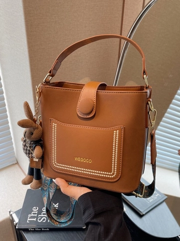 Sac Seau en Cuir PU pour Femmes Avec Breloque Lapin Bandoulière Large Ethnique Rétro Rivets Sac Bandoulière Sac à Main pour Travail