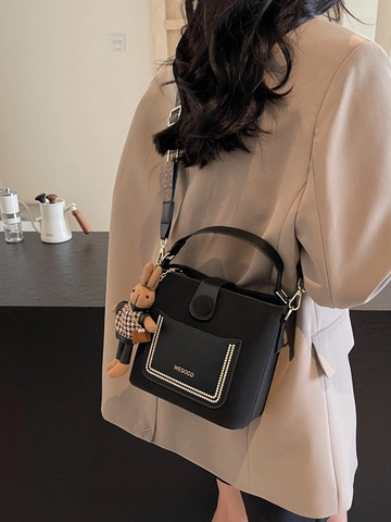 Sac Seau en Cuir PU pour Femmes Avec Breloque Lapin Bandoulière Large Ethnique Rétro Rivets Sac Bandoulière Sac à Main pour Travail