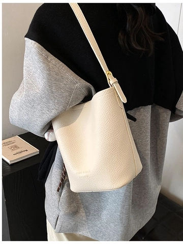 Bolso Cubo de Cuero PU Retro para Mujer Textura Lichi Bolso de Hombro con Colgante de Béisbol Bolso de Moda para Diario