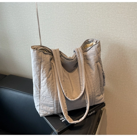Fashion Large Capacity Nylon Tote Bag For Women Autumn Pleated Quilted Shoulder Bag Casual Commuter Handbag Simple Solid Color Bag