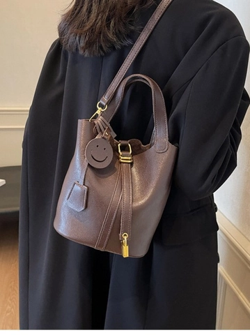 Retro Maillard PU Leather Bucket Bag For Women Fashionable Litchi Texture Crossbody Bag With Smile Pendant And Metal Lock