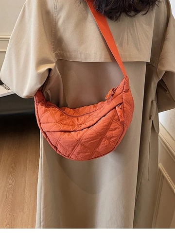 Bolso Bandolera Acolchado de Gran Capacidad para Mujer Ligero de Nailon con Forma de Media Luna y Correa Ajustable