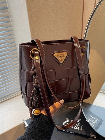 Grand Sac Fourre-tout Tissé Brillant Rétro pour Femmes Sac à Épaule Seau de Grande Capacité Avec Logo Triangle et Breloque Cloche Sac à Main de Mode