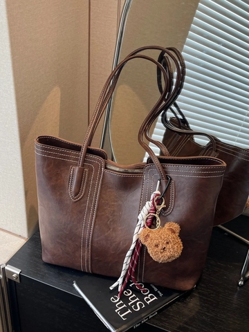 Sac Cabas Femme Grande Capacité en Cuir PU Avec Coutures Contrastées Sac à Main Vintage Avec Pendentif Ours