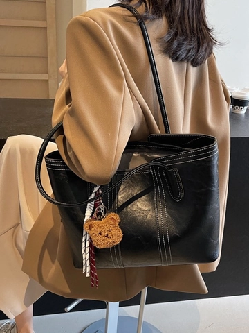 Sac Cabas Femme Grande Capacité en Cuir PU Avec Coutures Contrastées Sac à Main Vintage Avec Pendentif Ours