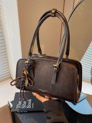Large Capacity PU Leather Shoulder Bag For Women Vintage Underarm Bag Fashion Commuter Handbag With Charm Solid Color