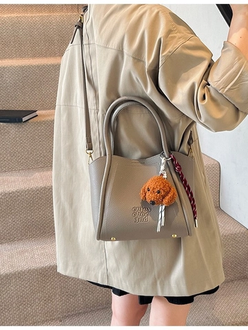 Sac Seau en Cuir PU Texture Litchi Vintage pour Femmes Sac à Main Avec Pendentif en Peluche Bandoulière Réglable