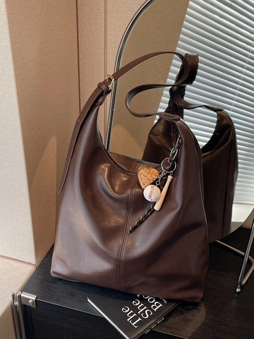 Women Vintage PU Leather Large Capacity Tote Bag Retro Solid Color Shoulder Bag With Baseball Pendant Commuter Hobo Handbag