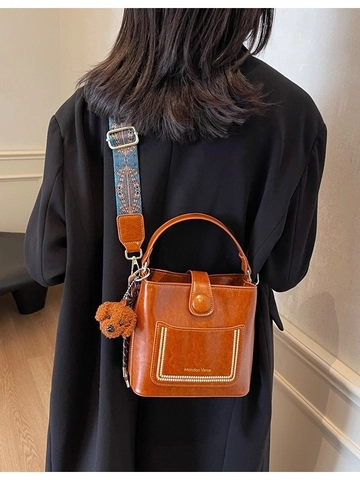 Damen Vintage PU Leder Bucket Bag Breiter Ethno Muster Schultergurt Magnetverschluss Nische Umhängetasche Mit Plüsch Anhänger