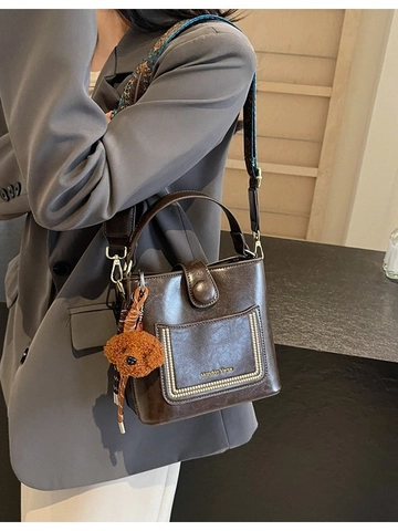 Damen Vintage PU Leder Bucket Bag Breiter Ethno Muster Schultergurt Magnetverschluss Nische Umhängetasche Mit Plüsch Anhänger