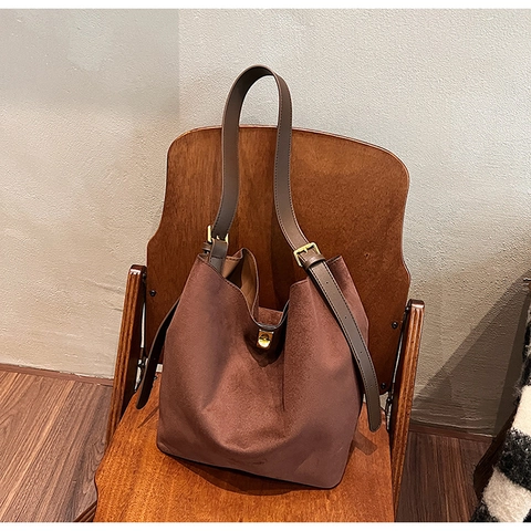 Vintage Suede Large Capacity Tote Shoulder Bag For Women Solid Color Bucket Crossbody Bag Commuter Fashion Handbag