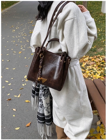 Vintage PU Leder Beuteltasche Große Kapazität Schulter Umhängetasche Mit Dreieck Dekor Und Quaste Für Damen Alltag Pendeln
