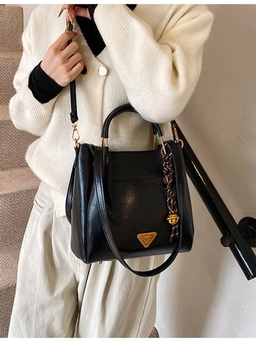 Vintage PU Leder Beuteltasche Große Kapazität Schulter Umhängetasche Mit Dreieck Dekor Und Quaste Für Damen Alltag Pendeln