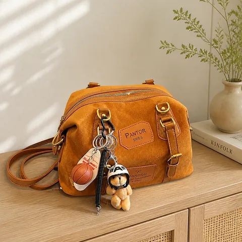 Sac à Dos Multi-Portage en Denim et Aspect Suède Grande Capacité pour Femmes Vintage Décontracté Navettage Sac à Main Bandoulière Avec Charms Ours Basket