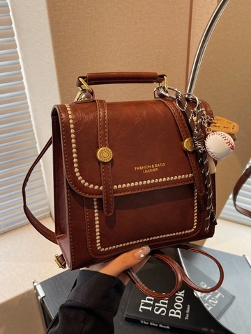 Zaino da Donna in Pelle PU Vintage Cuciture a Contrasto Borsa a Mano Versatile Moda Pendolarismo Scolastico Con Ciondolo da Baseball