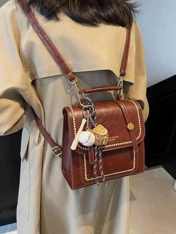 Zaino da Donna in Pelle PU Vintage Cuciture a Contrasto Borsa a Mano Versatile Moda Pendolarismo Scolastico Con Ciondolo da Baseball