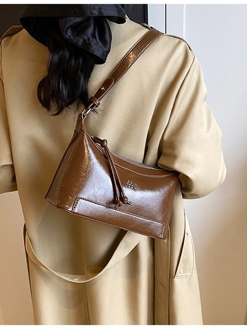 Bolso de Axila de Cuero PU Brillante Minimalista para Mujer Bolso Bandolera Vintage Logo de Letras Metálicas Correa de Hombro Ajustable Bolso de Almohada