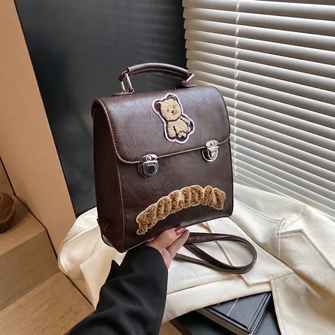 Zaino Vintage in Pelle PU da Donna con Toppa a Forma di Orso e Ricamo Holiday Stile Collegio Piccola Borsa da Scuola