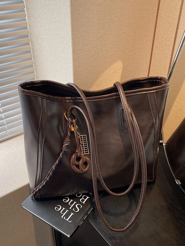 Women Vintage PU Leather Tote Bag Large Capacity Minimalist Commuter Shoulder Bag High Quality Handbag With Charms