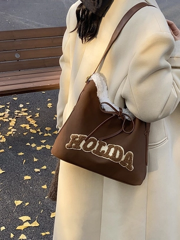 Vintage Damen PU Leder Tote Bag Große Kapazität Schultertasche Mit Weißem Kunstpelzbesatz Buchstaben Aufnäher Holiday Schleife Dekor Herbst Winter Pendler Tasche