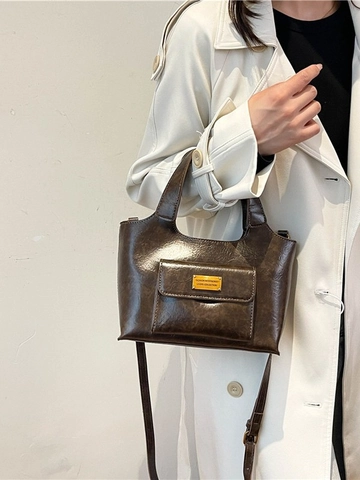 Women Retro PU Leather Handbag Crossbody Bucket Bag With Front Flap Pocket Metal Plate Adjustable Strap Fashion Tote