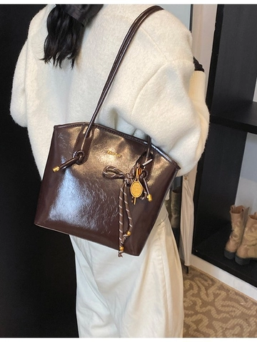 Glänzende PU Leder Beuteltasche Damen Große Kapazität Tote Schultertasche Mit Tennisschläger Anhänger Vintage Casual Handtasche